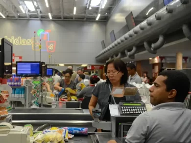 Cesta de compras dos brasileiros fica mais leve para o bolso no primeiro semestre de 2025