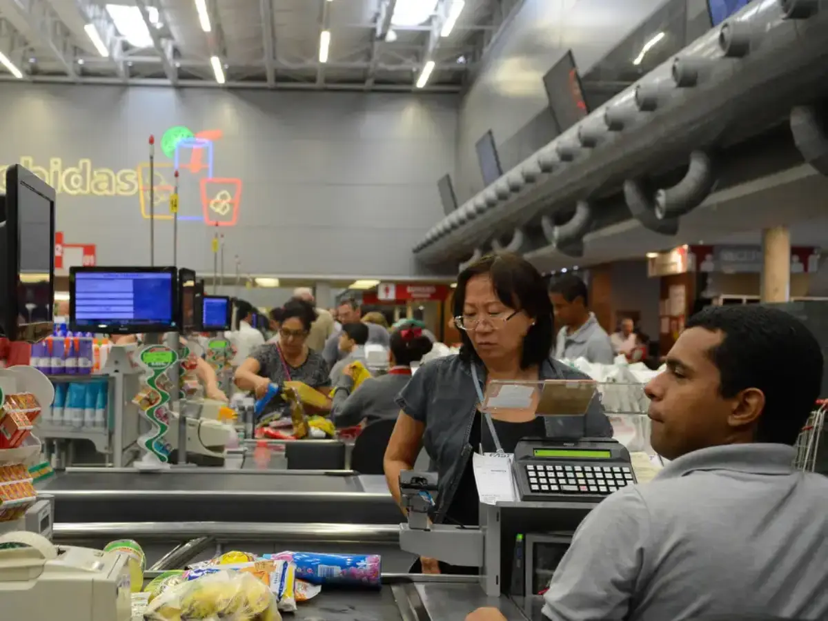 Cesta de compras dos brasileiros fica mais leve para o bolso no primeiro semestre de 2025