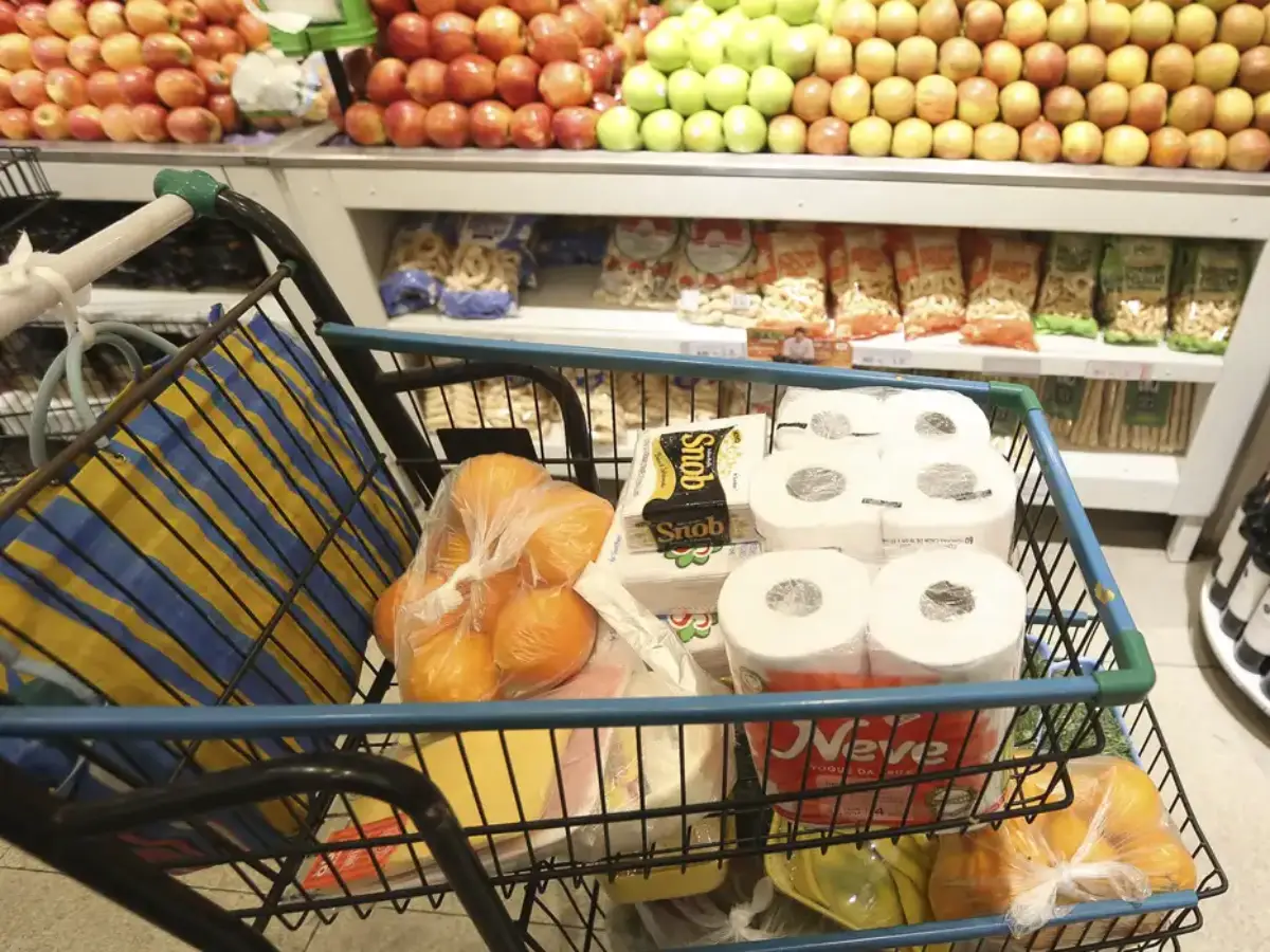 Cesta básica sobe em Florianópolis enquanto preços caem em outras 11 capitais