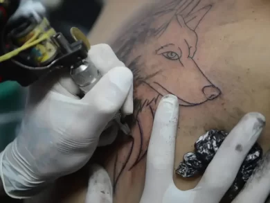 Está proibida a anestesia para tatuagens sem finalidade médica no Brasil