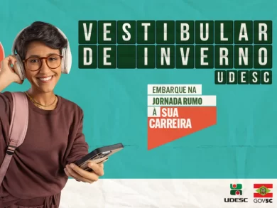 Já está disponível a lista dos candidatos classificados no Vestibular de Inverno 2025 da Universidade do Estado de Santa Catarina (Udesc), na modalidade de ingresso pela análise do histórico escolar. Também foi divulgada a relação geral de classificação do processo seletivo, que inclui todos os candidatos que não foram eliminados e que podem ser convocados em chamadas futuras, caso as vagas não sejam preenchidas. Acesse os resultados em: udesc.br/vestibular/processoseletivo. O processo seletivo por histórico escolar é uma das duas formas de ingresso no Vestibular de Inverno da Udesc, que também contou com prova presencial realizada em 15 de junho. Nesta edição, 2.826 candidatos se inscreveram para disputar as 365 vagas oferecidas por meio dessa modalidade, distribuídas entre 37 cursos de graduação presenciais. Calendário de matrículas A matrícula dos candidatos aprovados em primeira chamada no processo seletivo pelo histórico inicia nesta sexta-feira, 4 de julho. Conforme a Pró-reitoria de Ensino (Proen), os candidatos serão convocados por e-mail, devendo também acompanhar as publicações na página oficial do Vestibular (udesc.br/vestibular). A partir da convocação por e-mail, a matrícula será realizada em duas etapas. A primeira é a do agendamento online, até 6 de julho, quando os classificados deverão programar a realização da matrícula presencial. A segunda etapa será presencial, realizada de 7 a 9 de julho, momento em que o candidato deverá apresentar a documentação obrigatória para a matrícula na secretaria de ensino de graduação do curso escolhido. Lista de espera Se as vagas não forem preenchidas, os candidatos aprovados em lista de espera serão convocados para matrícula nas chamadas subsequentes. A convocação da 2ª chamada está marcada para ocorrer em 10 de julho. Os matriculados ingressarão no 2º semestre de 2025, com início das aulas em 4 de agosto.