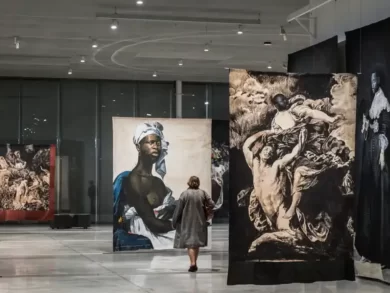 Usando lençóis como tela, o artista beninense Roméo Mivekannin recria obras consagradas mundialmente