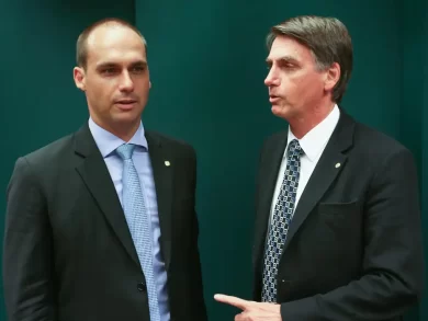 Indiciamento da PF reforça acusações contra Jair e Eduardo Bolsonaro