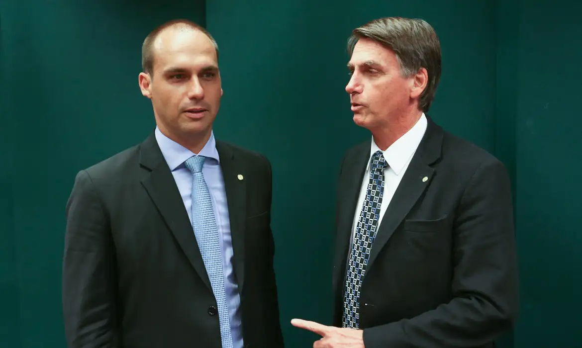 Indiciamento da PF reforça acusações contra Jair e Eduardo Bolsonaro
