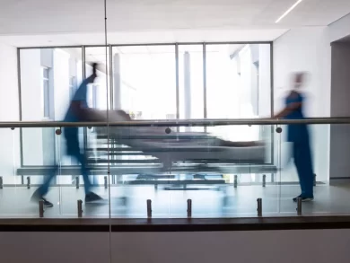 Como garantir a manutenção adequada dos sistemas hospitalares