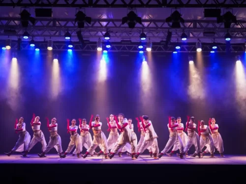 O Festival Catarinense de Dança 2025 volta a movimentar os palcos e os corações em Blumenau. De 29 a 31 de agosto, a cidade será palco da segunda classificatória do evento, que nesta edição já desponta com números impressionantes: são centenas de bailarinos, dezenas de grupos e uma intensa programação de coreografias, com representantes vindos de cidades de três Estados: Santa Catarina, Paraná e Rio de Janeiro. O festival será realizado no Ginásio Galegão, com entrada gratuita.O volume de inscritos reflete o fortalecimento do festival como um dos mais relevantes do Brasil no gênero, reunindo talentos e promovendo a diversidade da dança em suas mais variadas linguagens — do balé clássico ao contemporâneo, do jazz às danças urbanas, passando pelo popular e folclórico. Esta classificatória marca o retorno do festival à cidade de Blumenau depois de dois anos, trazendo a energia e a emoção que já são marcas registradas do evento. O palco blumenauense vai receber coreografias que serão avaliadas por uma banca de jurados com reconhecimento nacional, formada por artistas experientes e atuantes nos campos da performance, criação, ensino e curadoria cultural. A primeira classificatória da temporada foi realizada em junho na cidade de Maravilha, e abriu o circuito com enorme sucesso. Agora, Blumenau assume o protagonismo da segunda etapa, que também oferecerá momentos formativos, rodas de conversa e espaços de integração, promovendo conexões e ampliando o alcance da dança como expressão cultural. A grande final está marcada para outubro, em Lages (SC), onde os melhores colocados das classificatórias se reencontram para disputar os títulos em suas categorias e encerrar a temporada 2025 com chave de ouro. O 2º Festival Catarinense de Dança é um projeto realizado pelo Instituto Phoenix, por meio do Programa de Incentivo à Cultura (PIC), do Governo de Santa Catarina, aprovado pela Fundação Catarinense de Cultura, com apoio das prefeituras de Maravilha, Lages e Blumenau, e incentivo das empresas Pegoraro, Kyly, Tirol, Supermercados Caitá e Scherer Autopeças.