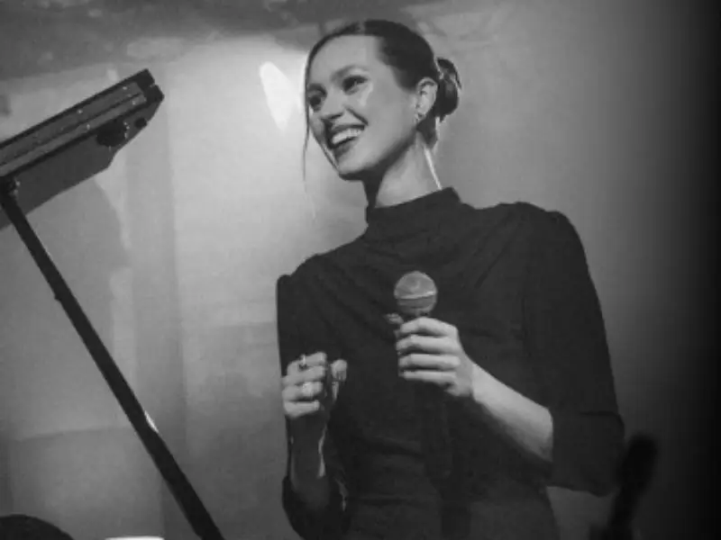Flora Cruz celebra 10 anos do Delfino 146 com show especial em Florianópolis