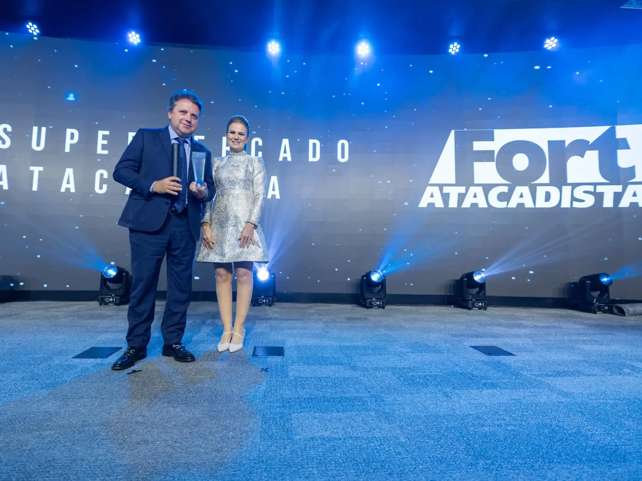 Jefferson Pereira, da diretoria do Fort Atacadista, recebe o prêmio Top of Mind 