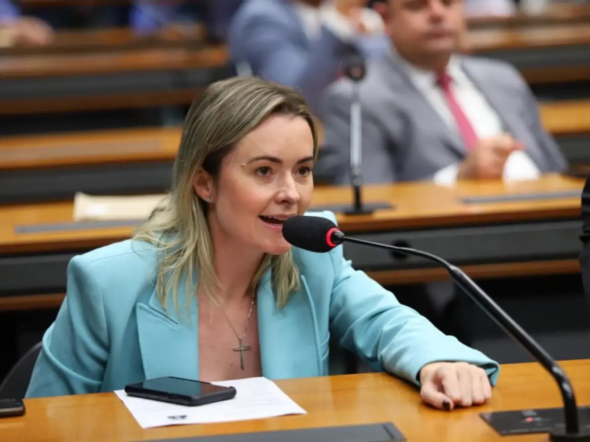 Deputada emprega nutricionista que atende em clínicas privadas durante expediente da Câmara