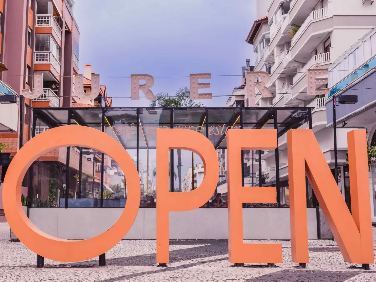 Jurerê OPEN comemora o Dia dos Pais com música, oficina infantil e pilates ao ar livre