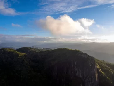 Morro da Pedra Branca é colocado à venda e gera polêmica nas redes sociais