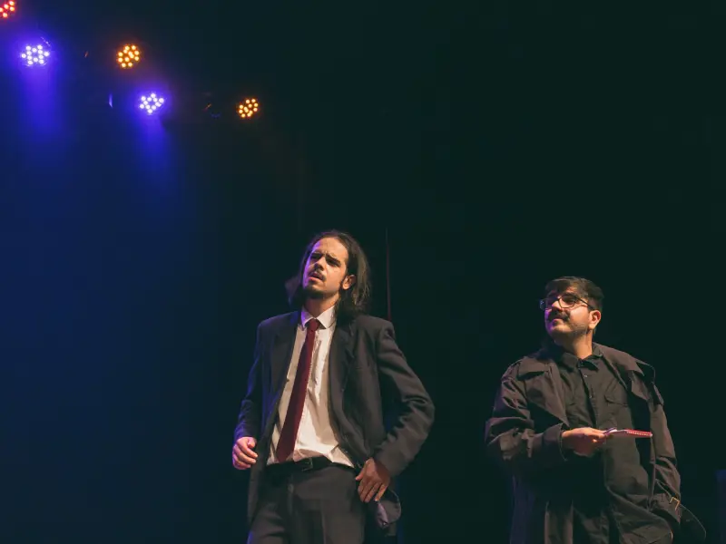 Cia Clandestinos apresenta “Suspeitos – Um Noir Improvisado” no Teatro da Ubro