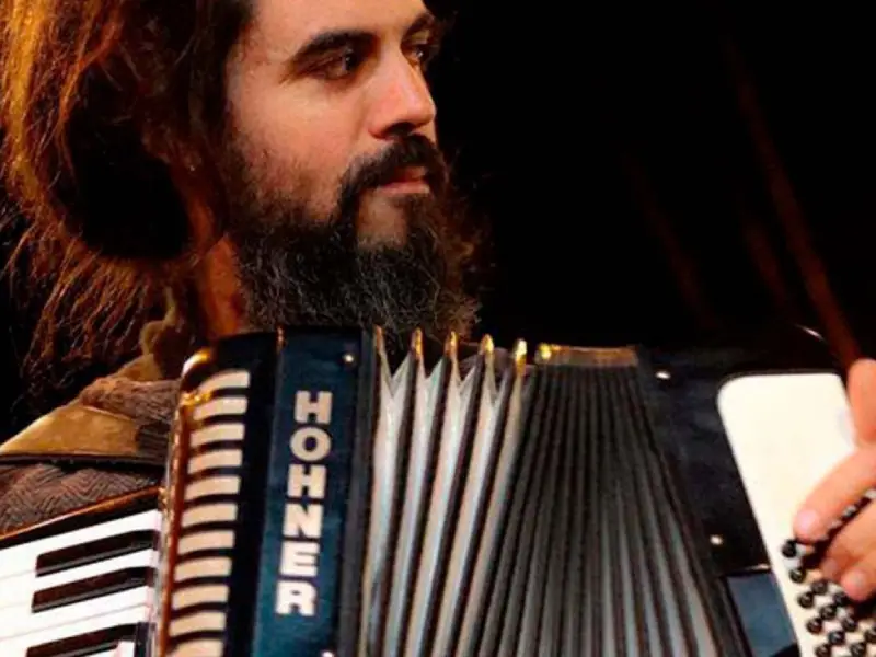 Piano Bar com Matias Schianni traz música balcânica e milongas a Florianópolis