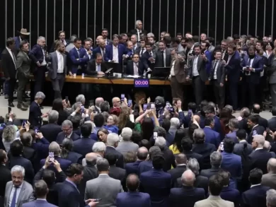 Juristas avaliam que motim de oposição excedeu prerrogativas parlamentares