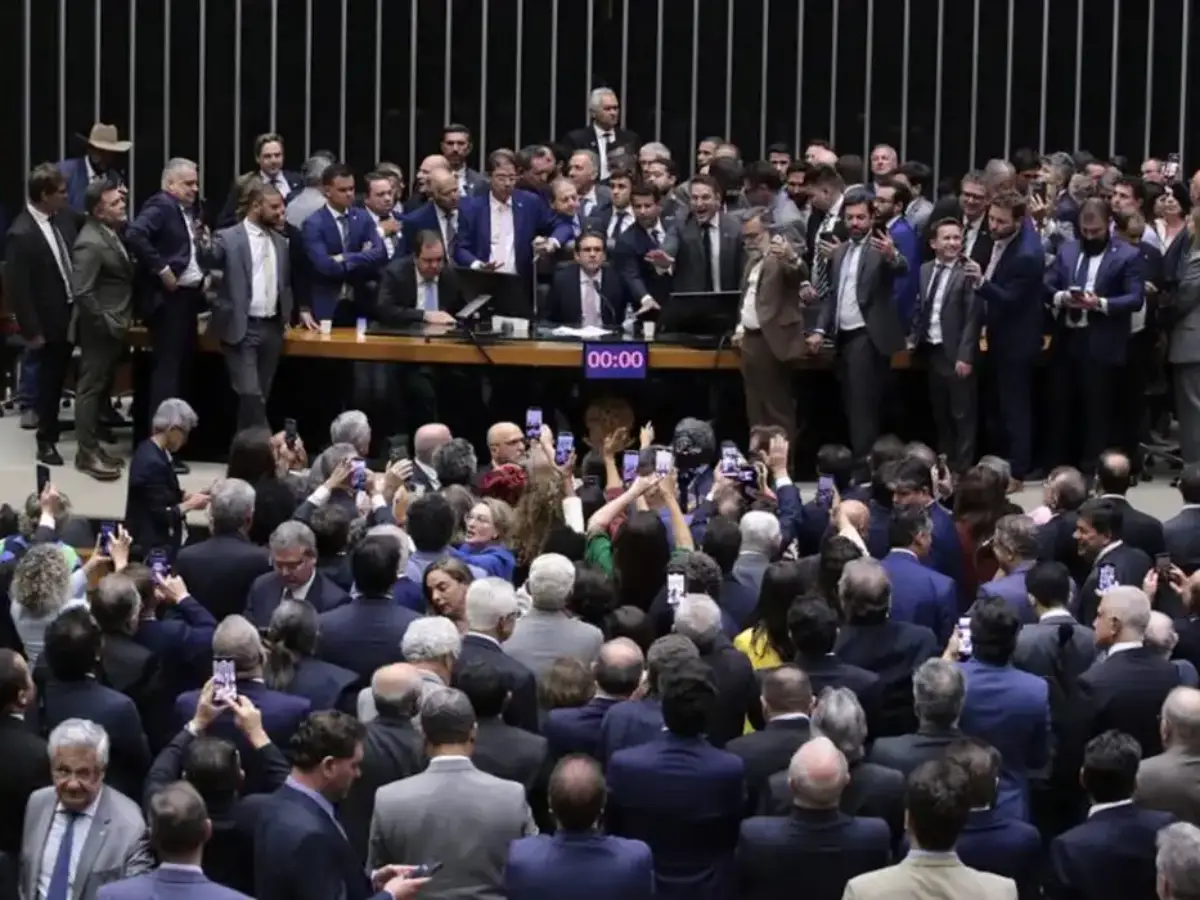 Juristas avaliam que motim de oposição excedeu prerrogativas parlamentares