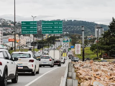 Via Expressa, em São José, passa por melhorias com instalação de iluminação em LED e barreiras de pedras