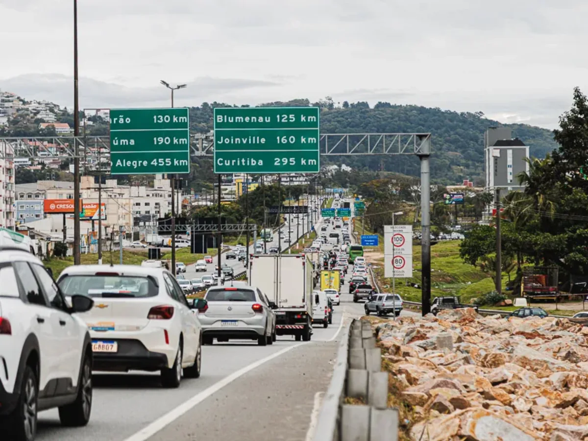 Via Expressa, em São José, passa por melhorias com instalação de iluminação em LED e barreiras de pedras