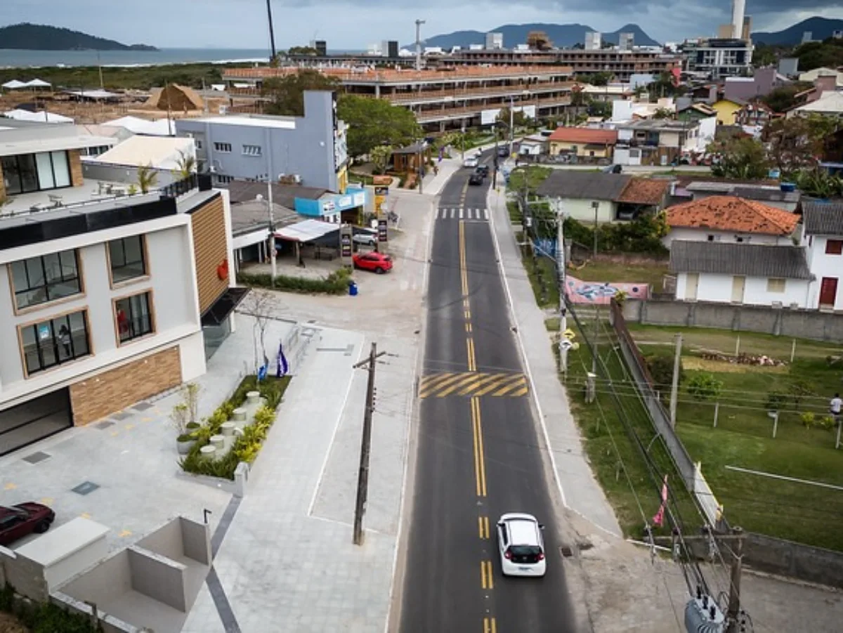 Prefeitura de Florianópolis conclui revitalização da avenida Campeche para melhorar a mobilidade e a drenagem