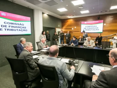 Projeto sobre uso de celulares nas escolas de Santa Catarina avança na ALESC