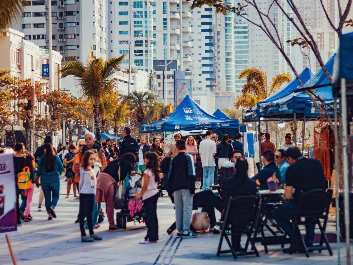 Feira itinerante em Balneário Camboriú reúne feirantes e moradores na orla