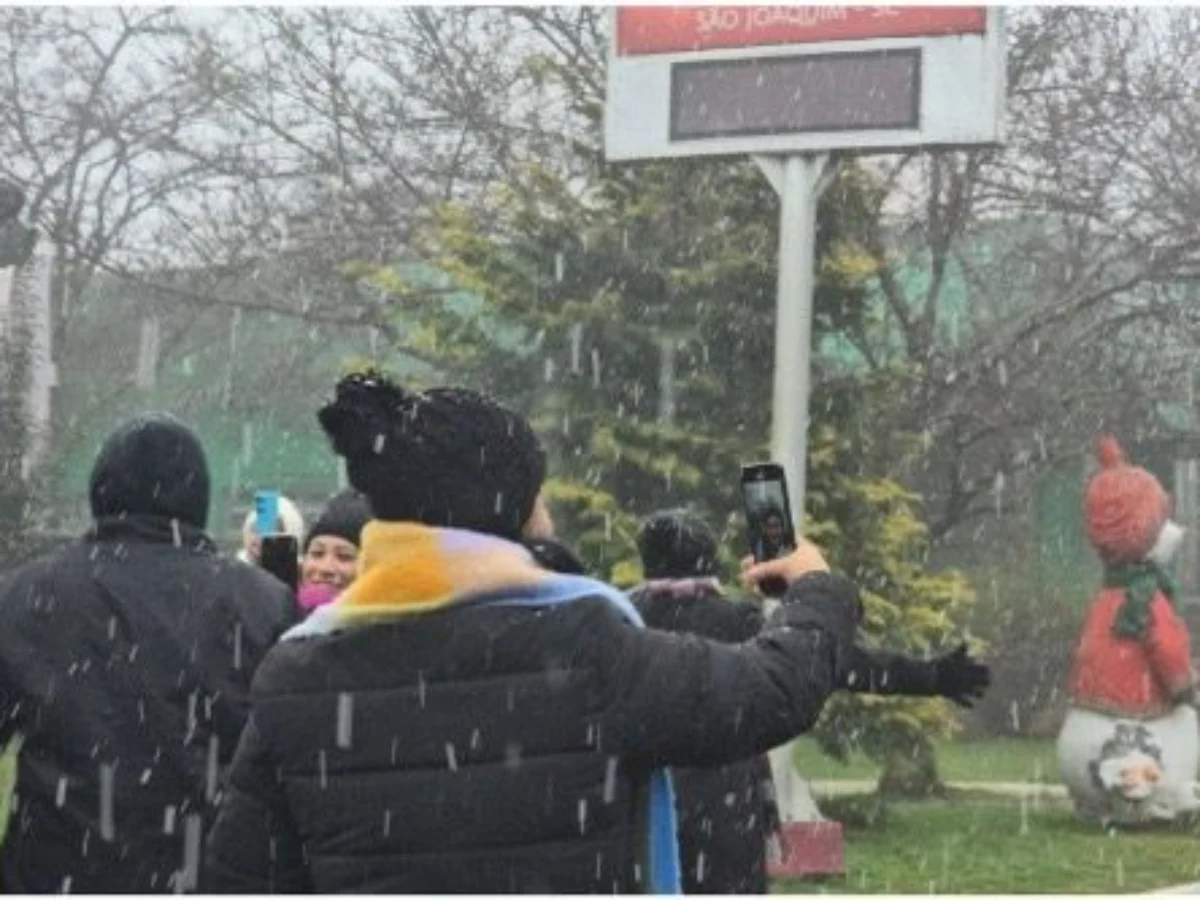 Neve cai novamente na Serra Catarinense e prepara o cenário para geada intensa