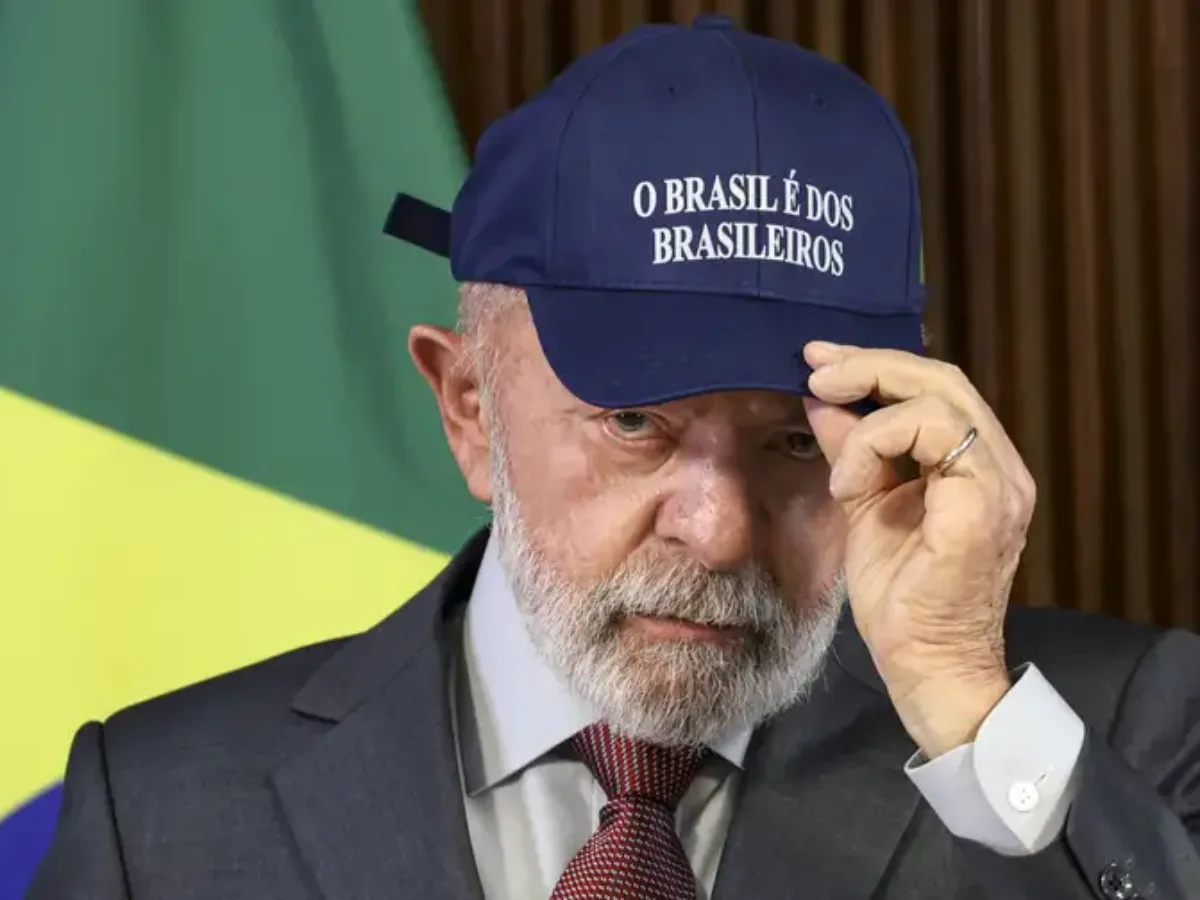 Lula apresenta novo slogan do governo e tece críticas a Donald Trump em reunião ministerial