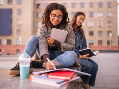 Pesquisa revela que os jovens continuam valorizando o diploma mesmo com o avanço das redes sociais