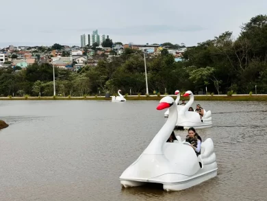 Prefeitura de Chapecó aposta em pedalinhos para renovar o lazer no Parque Edir de Marco
