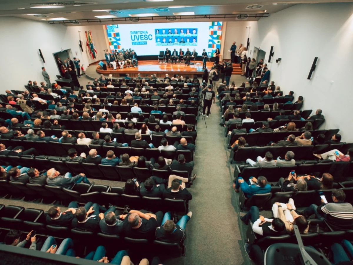 Confira quem foi empossado para liderar a Uvesc na gestão 2025-2026