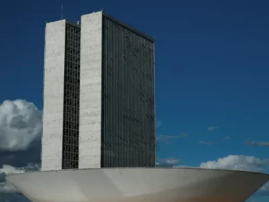 Projeto de lei busca regulamentar redes sociais para proteger crianças e adolescentes