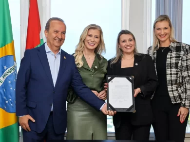 Kênia Scarduelli assume como secretária adjunta reforçando a educação em Santa Catarina