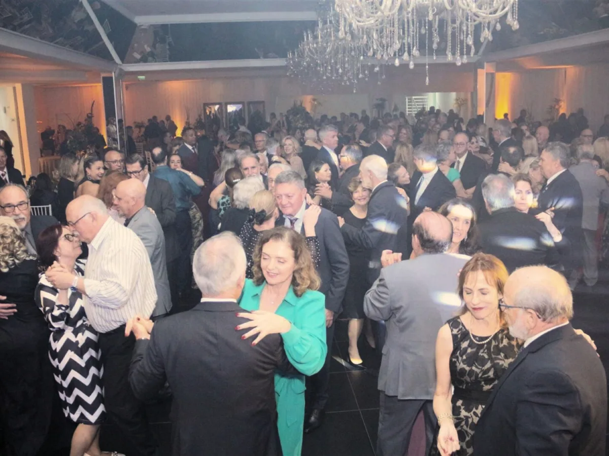 Lira Tênis Clube completa 99 anos com jantar e baile de comemoração