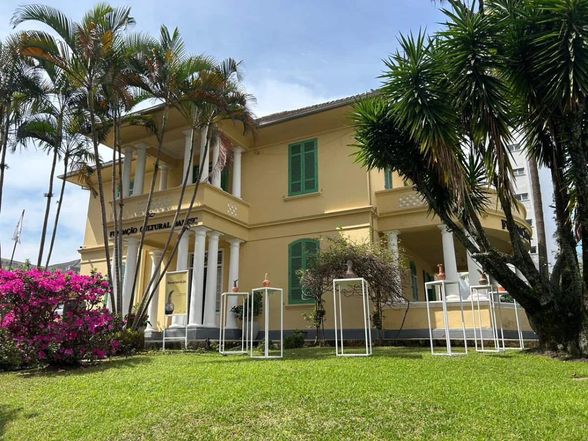 Exposições gratuitas para visitação em Florianópolis reúnem fotografia, cerâmica, esculturas e pinturas