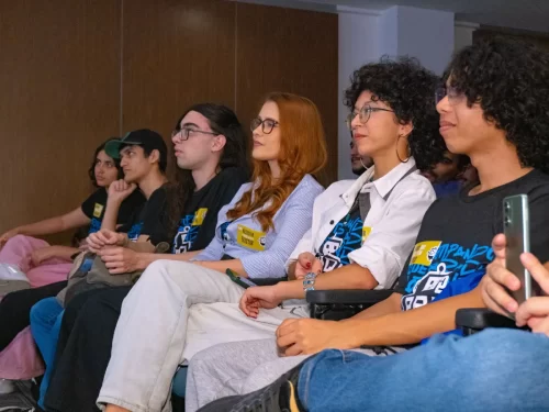 Programa gratuito em Florianópolis conecta jovens da periferia ao mercado de tecnologia e promove inclusão