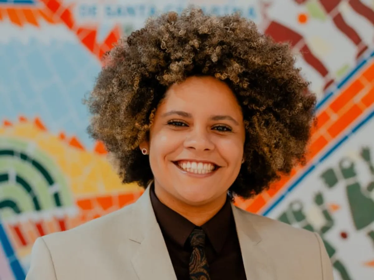 Mestranda da UFSC recebe prêmio de melhor monografia por estudo sobre poliafetividade e direitos humanos
