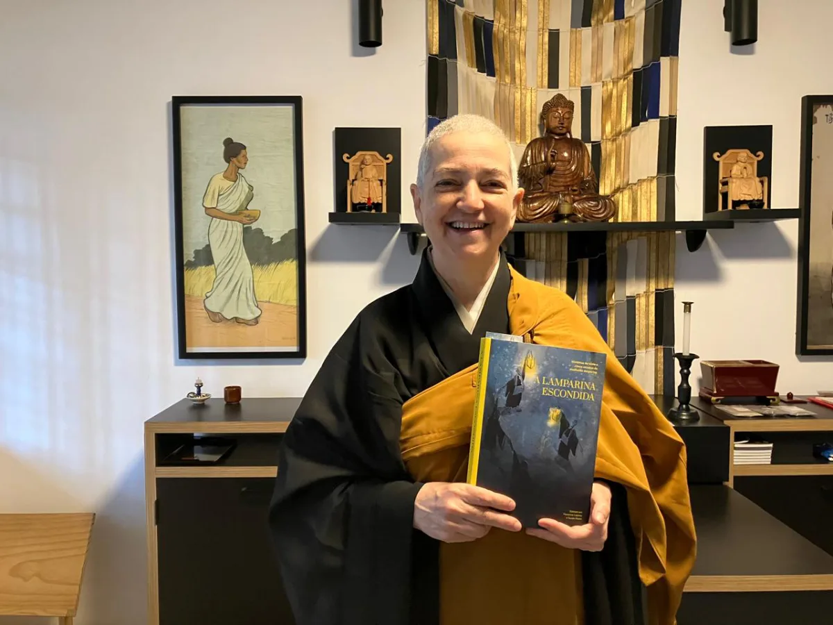 Monja budista lança livro em Florianópolis com relatos de mulheres na espiritualidade