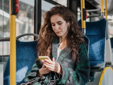 Mulheres vítimas de violência terão direito a transporte coletivo gratuito por 90 dias em Florianópolis