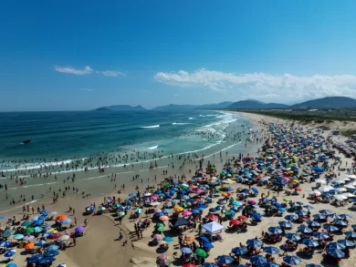 Santa Catarina supera 2024 com aumento de turistas estrangeiros entre janeiro e agosto de 2025