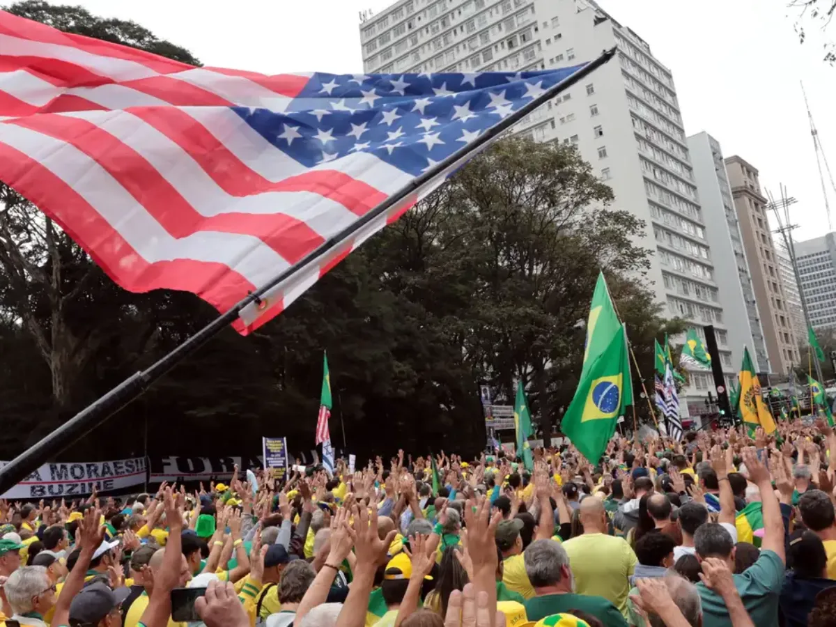 New York Times aponta a bandeira dos EUA como novo símbolo da direita no Brasil