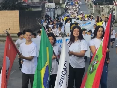 São José celebra a paz com caminhada que envolve estudantes e comunidade