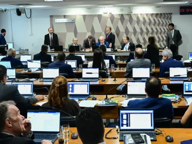 Senado rejeita PEC da Blindagem