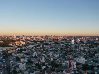 O número de habitantes em Chapecó chega a 282.648 com crescimento de 2,4% em 2025