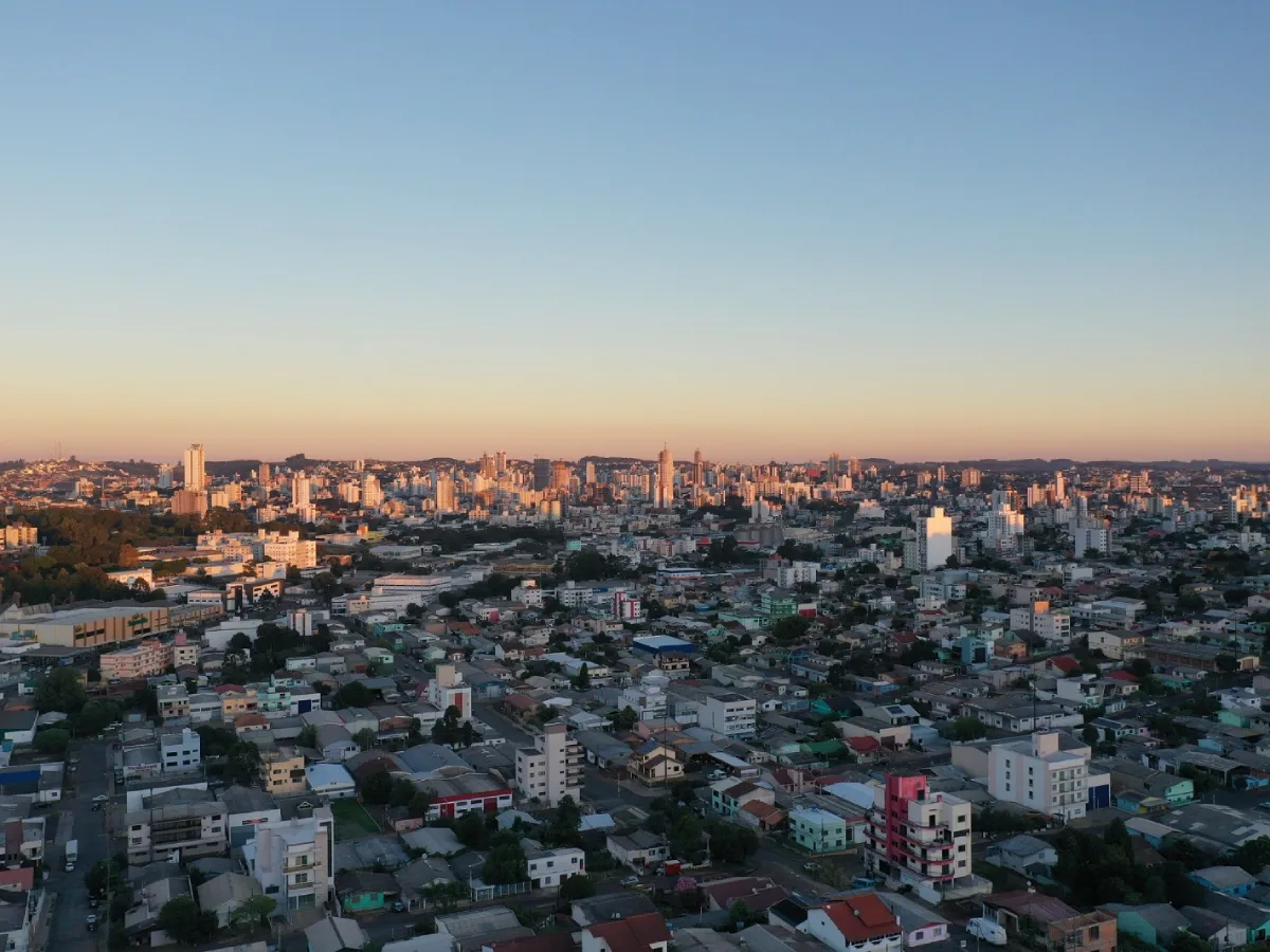 O número de habitantes em Chapecó chega a 282.648 com crescimento de 2,4% em 2025