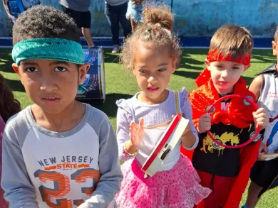 Crianças de creche de Florianópolis aprendem sobre cultura de escola de samba em projeto cultural