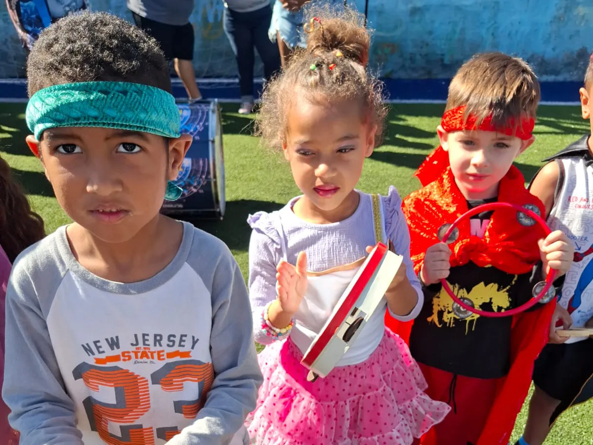 Crianças de creche de Florianópolis aprendem sobre cultura de escola de samba em projeto cultural