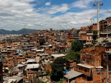 Jovens de favelas recebem oportunidade de capacitação gratuita no mercado digital