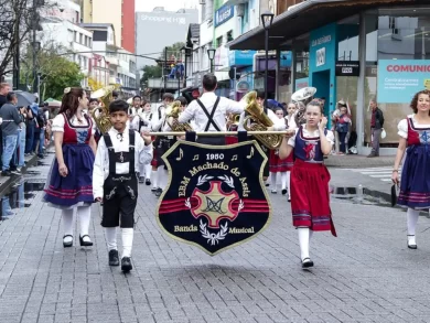 Desfile em comemoração aos 175 anos de Blumenau reúne milhares de pessoas e celebra a história da cidade