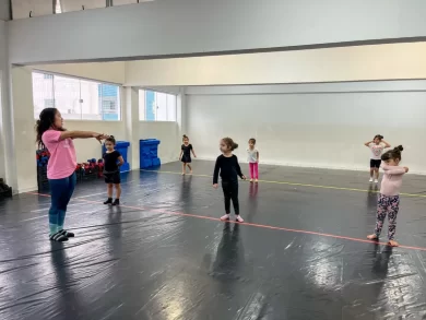 Balneário Camboriú oferece escolinha de ginástica rítmica gratuita para crianças e adolescentes