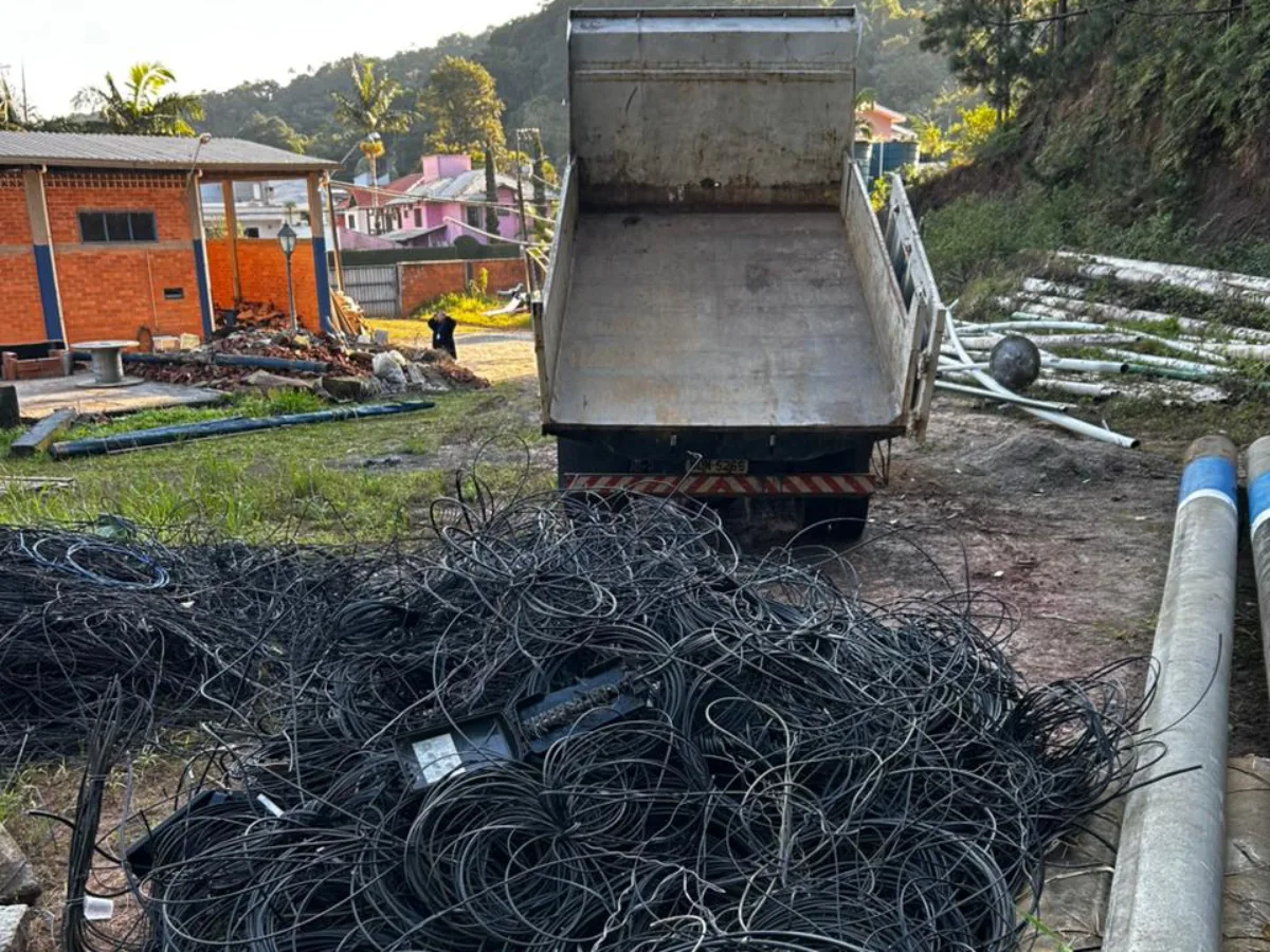 Ação urbana em Balneário Camboriú recolhe cinco toneladas de fios obsoletos