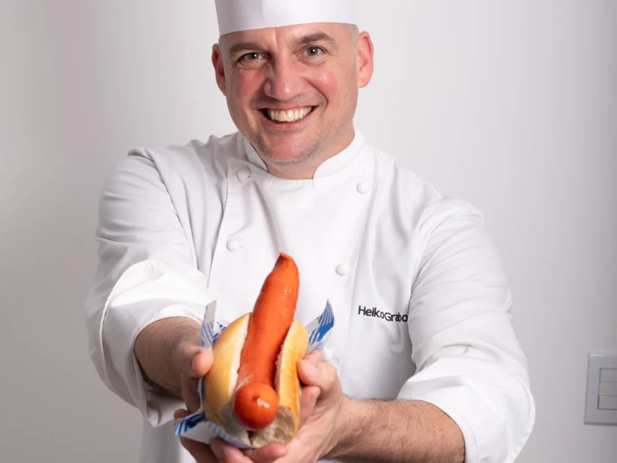 Chef alemão traz a Bratwurst autêntica para a Oktoberfest Blumenau